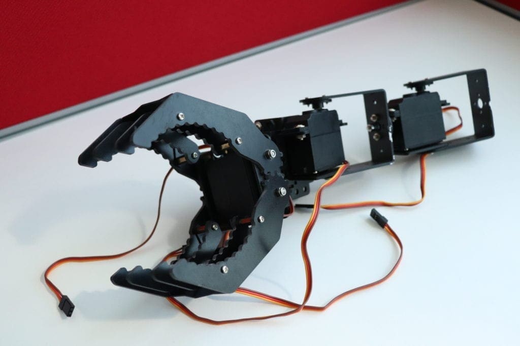 Braço Robótico para Pegar e Colocar Robô usando Arduino