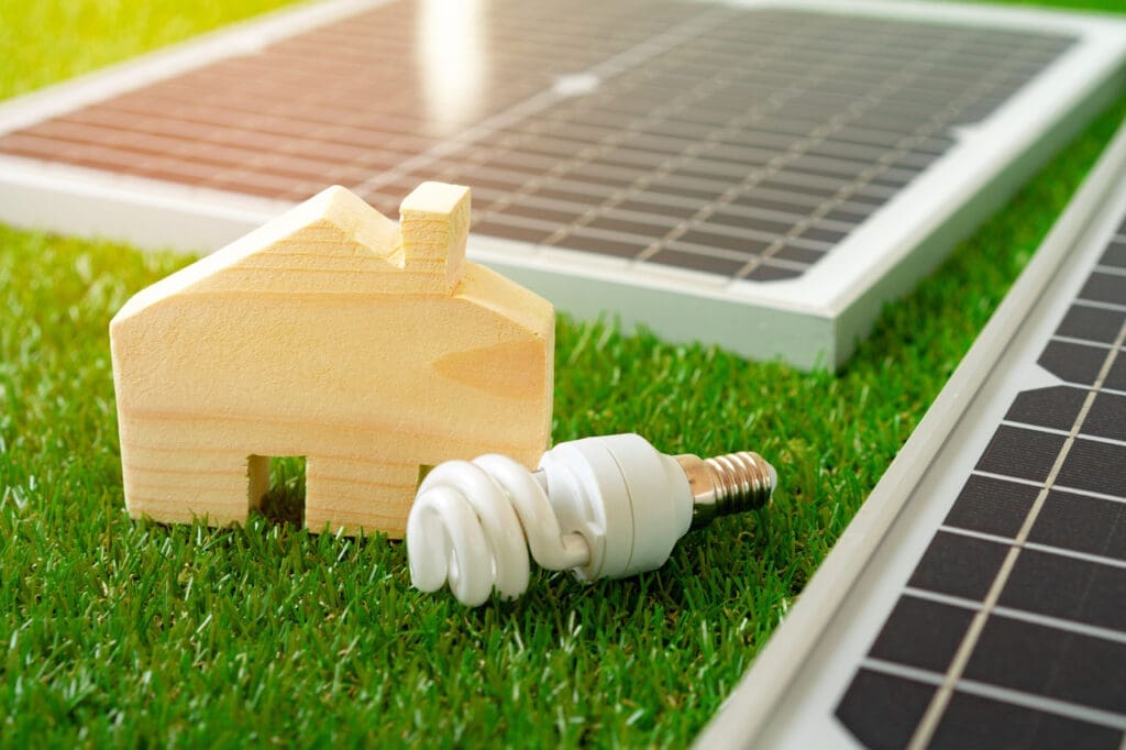 Un panel solar alimenta una casa y una bombilla
