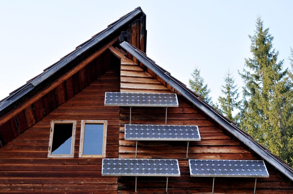 Panel solar en una casa de madera