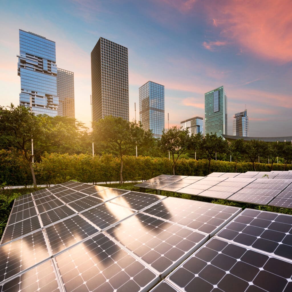 Paneles solares montados en una huerta solar que suministran energía a una ciudad
