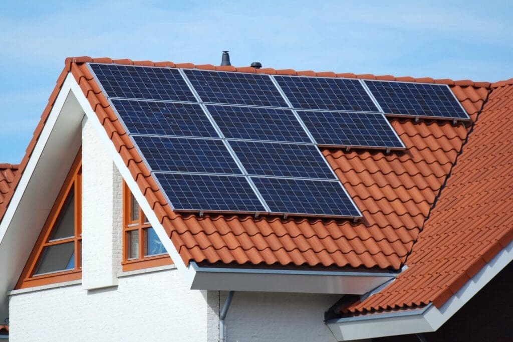 Paneles solares montados en el tejado de una casa